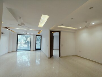 Living Room in 4 BHK Builder Floor at DLF Royale Residences, Dlf Phase I – for Sale