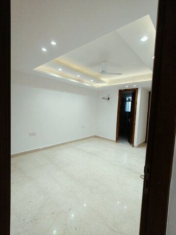 Room in 4 BHK Builder Floor at DLF Royale Residences, Dlf Phase I – for Sale