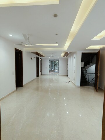 Living Room in 4 BHK Builder Floor at DLF Royale Residences, Dlf Phase I – for Sale