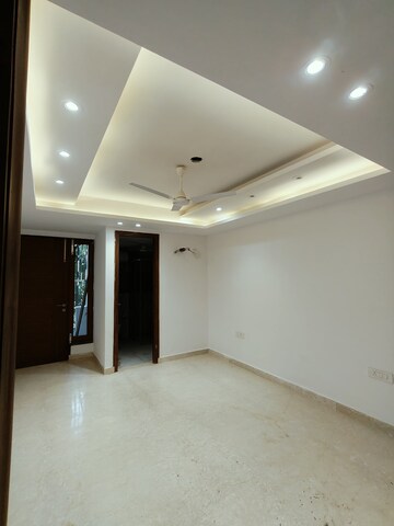 Room in 4 BHK Builder Floor at DLF Royale Residences, Dlf Phase I – for Sale