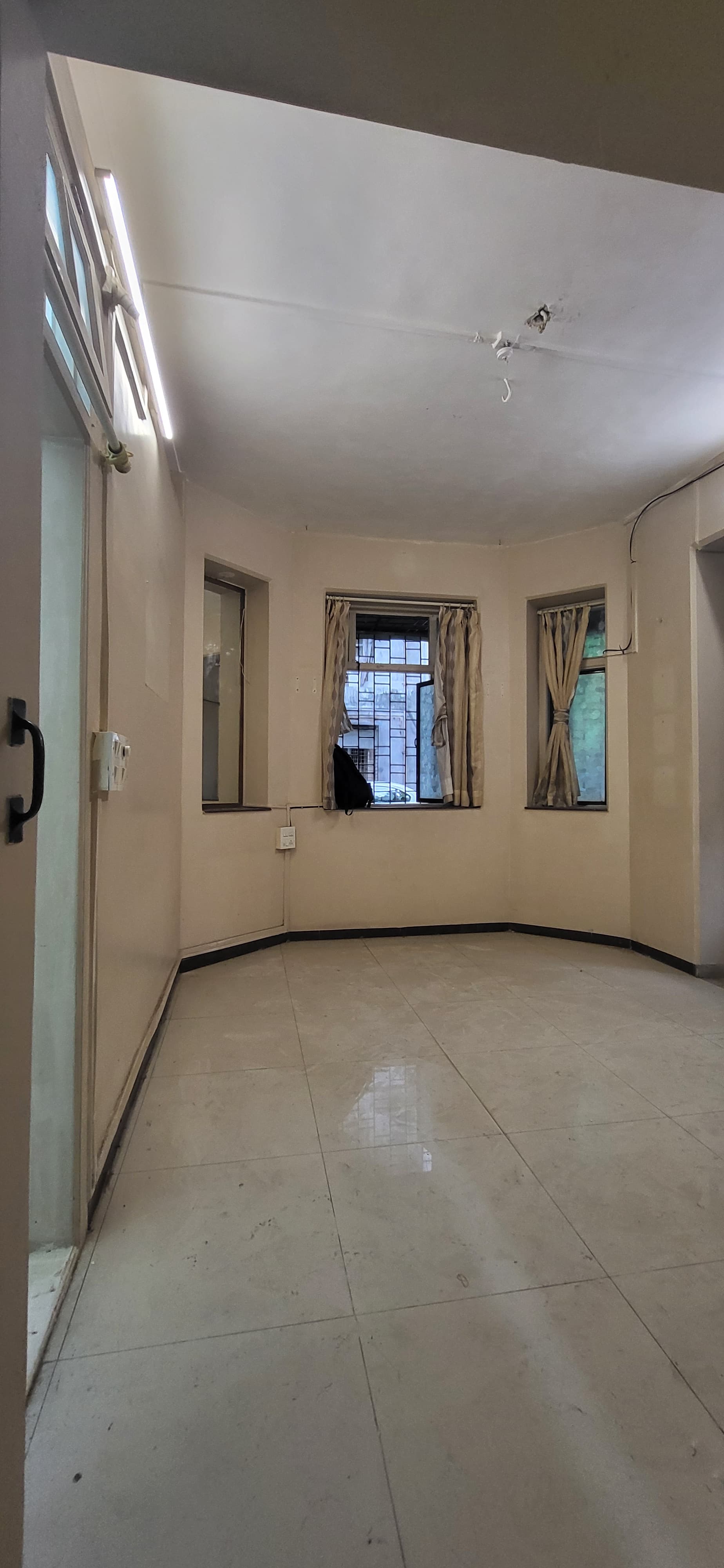 2 BHK Apartment For Rent in Coronation Mansion