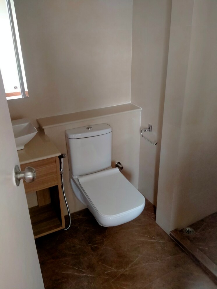 Bathroom, dlf-oakwood-estate 3 Bedroom 1519 Sq.Ft. Apartment In Dlf Phase ii Gurgaon 8841637