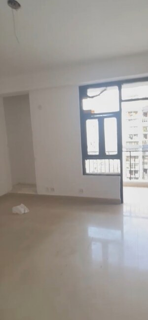 Room in 3 BHK Apartment at Mahagun Mahagunpuram, Shastri Nagar – for Sale