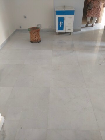 Room in 4 BHK Apartment at DLF Oakwood Estate, Dlf Phase ii – for Rent