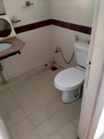 Bathroom in 4 BHK Apartment at DLF Oakwood Estate, Dlf Phase ii – for Rent