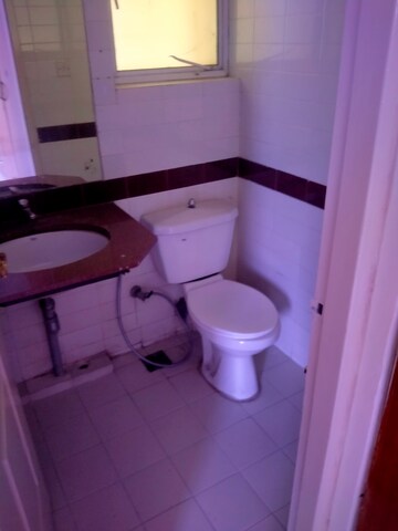 Bathroom in 4 BHK Apartment at DLF Oakwood Estate, Dlf Phase ii – for Rent
