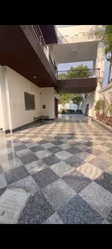 Parking in 5 BHK Villa at Chattarpur – for Sale