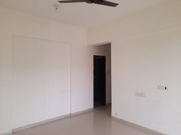 Room in 2 BHK Apartment at Lokhandwala Octacrest, Kandivali East – for Rent