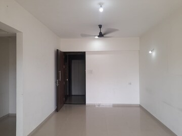 Room in 2 BHK Apartment at Lokhandwala Octacrest, Kandivali East – for Rent