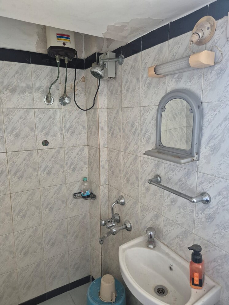 Bathroom, dheeraj-valley 2 Bedroom 950 Sq.Ft. Apartment In Goregaon East Mumbai 8841816