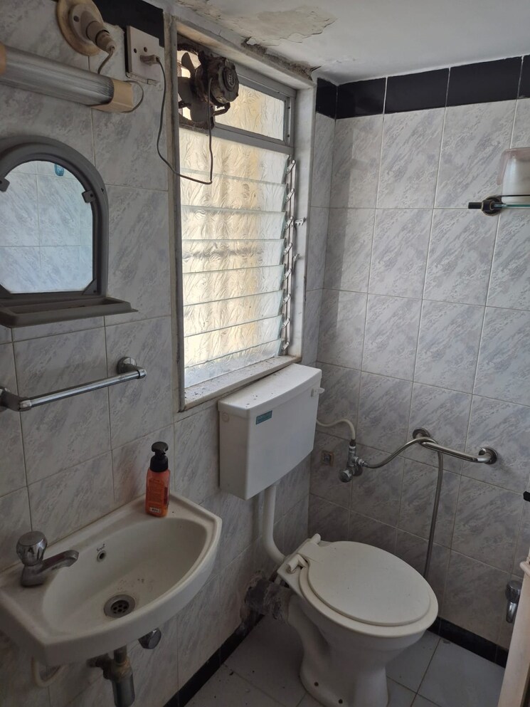 Bathroom, dheeraj-valley 2 Bedroom 950 Sq.Ft. Apartment In Goregaon East Mumbai 8841816