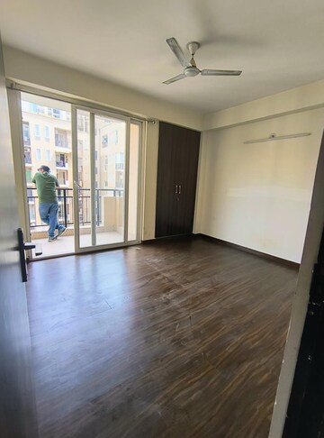 Room in 2 BHK Apartment at Strategic Royal Court, Sector 16 Greater Noida – for Sale