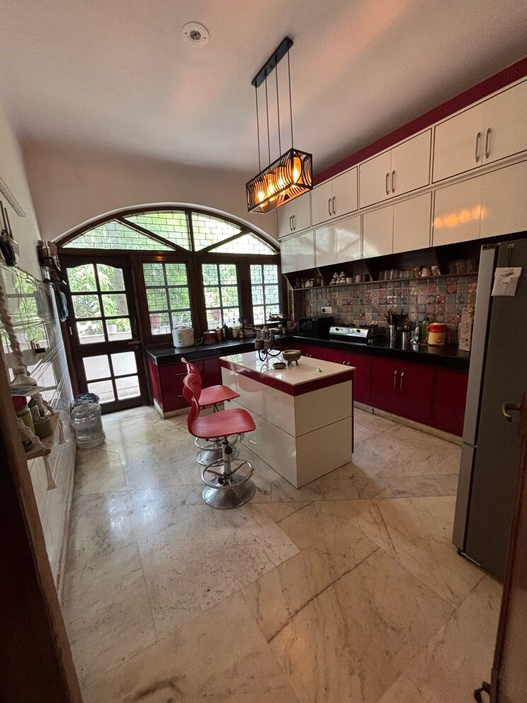  Parking, nehru enclave 3 Bedroom 200 Sq.Yd. Builder Floor In Nehru Enclave Delhi 8841821