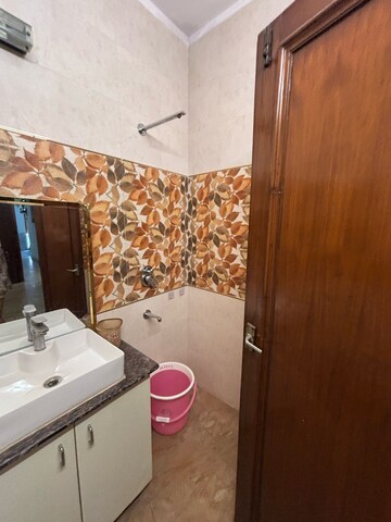 Furnished Amenities in 3 BHK Builder Floor at Nehru Enclave – for Rent