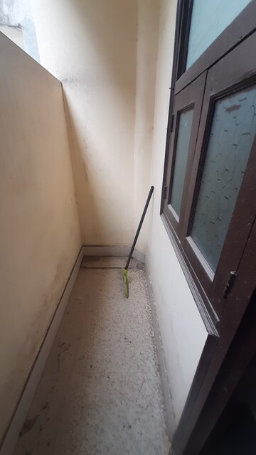 Furnished Amenities in 1.5 BHK Builder Floor at Mayur Vihar Phase 1 Extension – for Rent