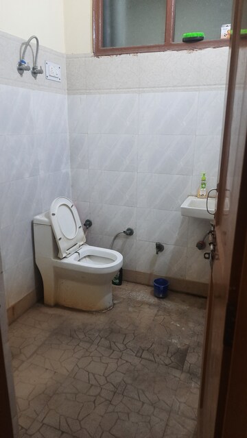 Bathroom in 1.5 BHK Builder Floor at Mayur Vihar Phase 1 Extension – for Rent