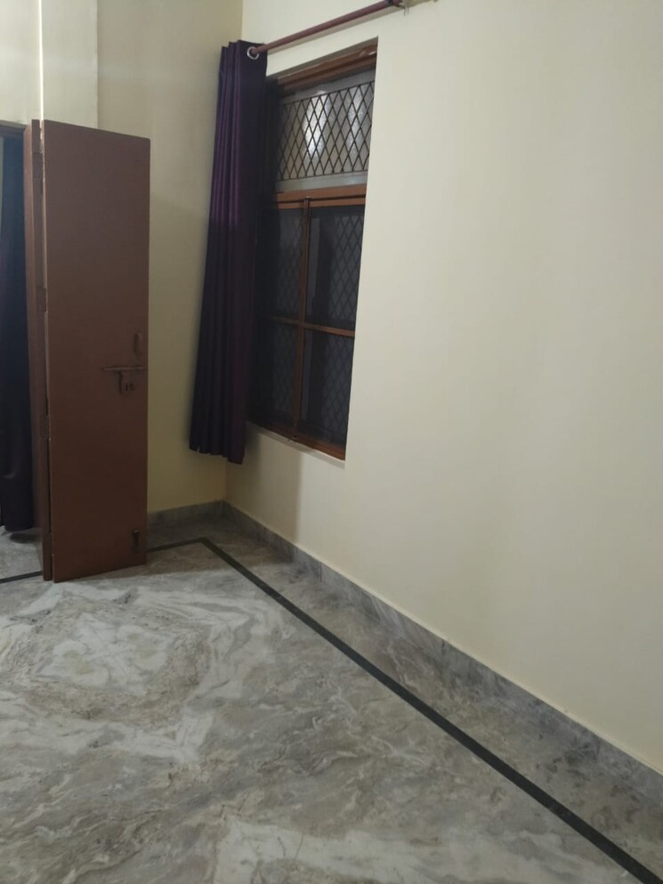 Room, sector 22b 1.5 Bedroom 1200 Sq.Ft. Villa In Sector 22b Gurgaon 8842013