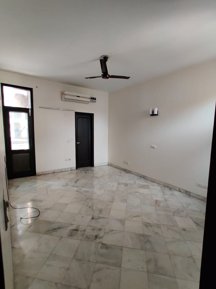 Room, defence colony 3 Bedroom 325 Sq.Yd. Builder Floor In Defence Colony Delhi 8842159