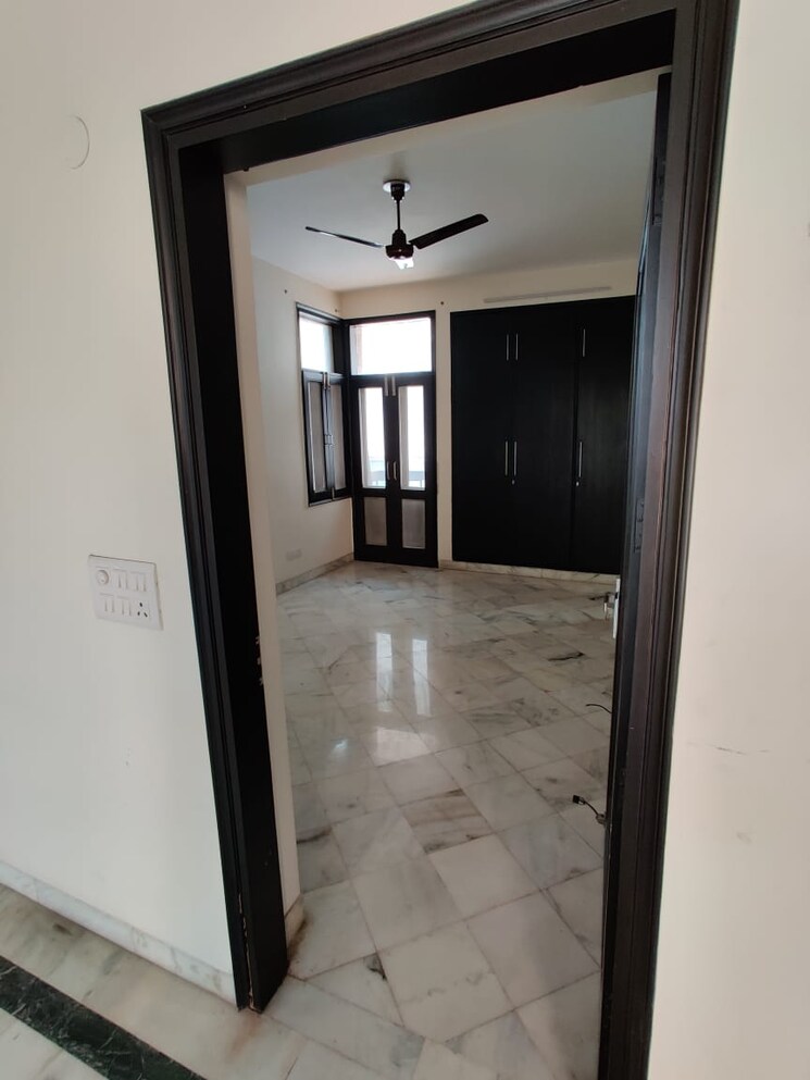 Room, defence colony 3 Bedroom 325 Sq.Yd. Builder Floor In Defence Colony Delhi 8842159