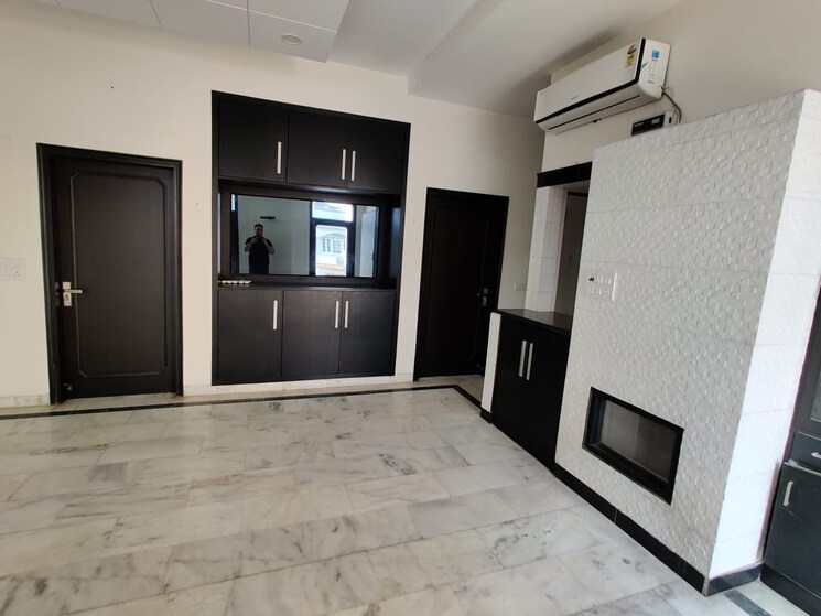 Room, defence colony 3 Bedroom 325 Sq.Yd. Builder Floor In Defence Colony Delhi 8842159