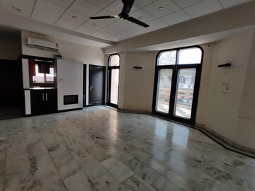 Room in 3 BHK Builder Floor at Defence Colony – for Rent