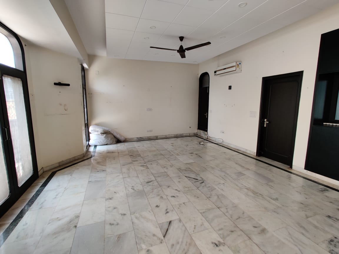 3 BHK + Servant Room Builder Floor For Rent in Defence Colony