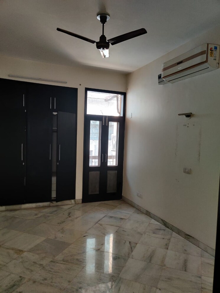 Room, defence colony 3 Bedroom 325 Sq.Yd. Builder Floor In Defence Colony Delhi 8842159