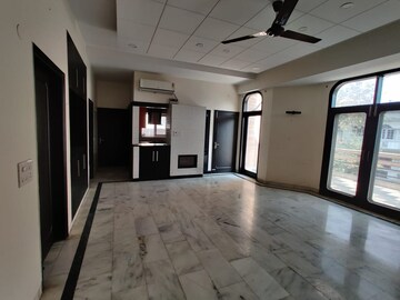 Room in 3 BHK Builder Floor at Defence Colony – for Rent