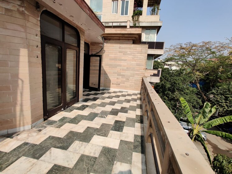 Balcony, defence colony 3 Bedroom 325 Sq.Yd. Builder Floor In Defence Colony Delhi 8842159