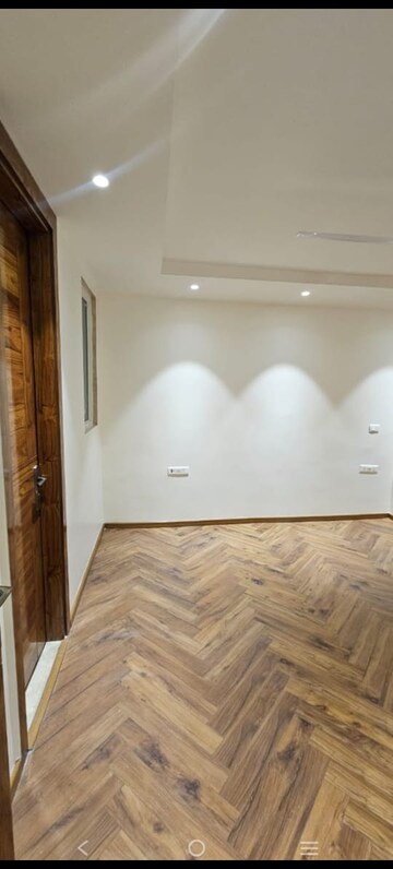 Room in 4 BHK Builder Floor at Dlf City Phase 3 – for Rent