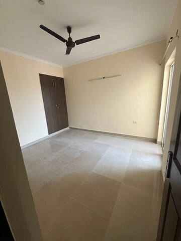 Room in 2 BHK Apartment at Paramount Floraville, Sector 137 – for Rent