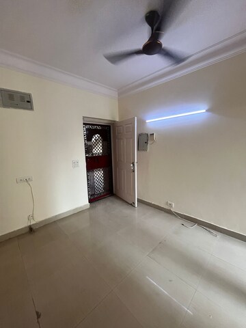 Room in 2 BHK Apartment at Paramount Floraville, Sector 137 – for Rent