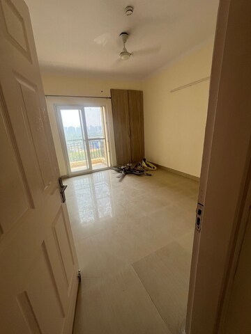 Room in 2 BHK Apartment at Paramount Floraville, Sector 137 – for Rent