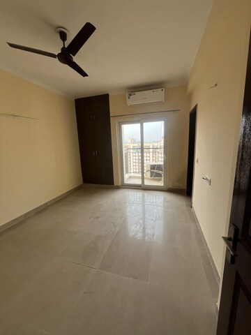 Room in 2 BHK Apartment at Paramount Floraville, Sector 137 – for Rent