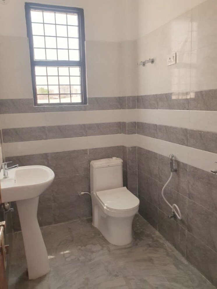 Bathroom, sri-sai-basera 3 Bedroom 1500 Sq.Ft. Villa In Krishna Nagar Lucknow 8842366