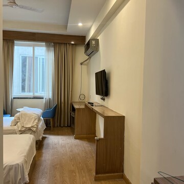 Living Room in  Pg at Dlf City Phase 3 – for Rent