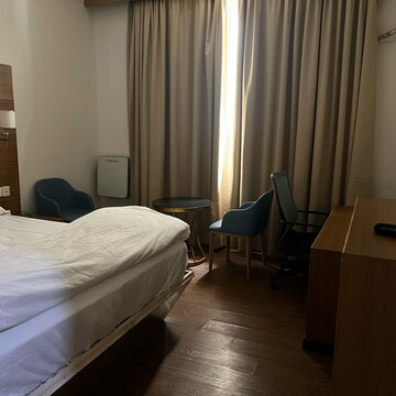  Pg For Rent in Dlf City Phase 3