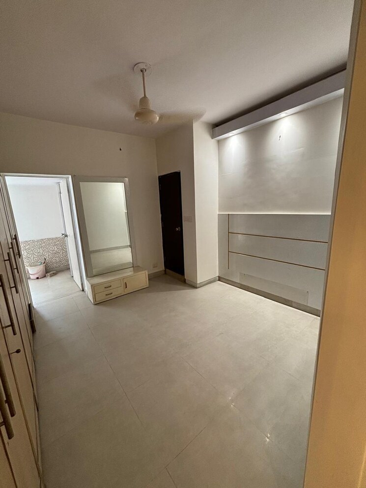 Room, shalimar bagh 3 Bedroom 1000 Sq.Ft. Builder Floor In Shalimar Bagh Delhi 8842576