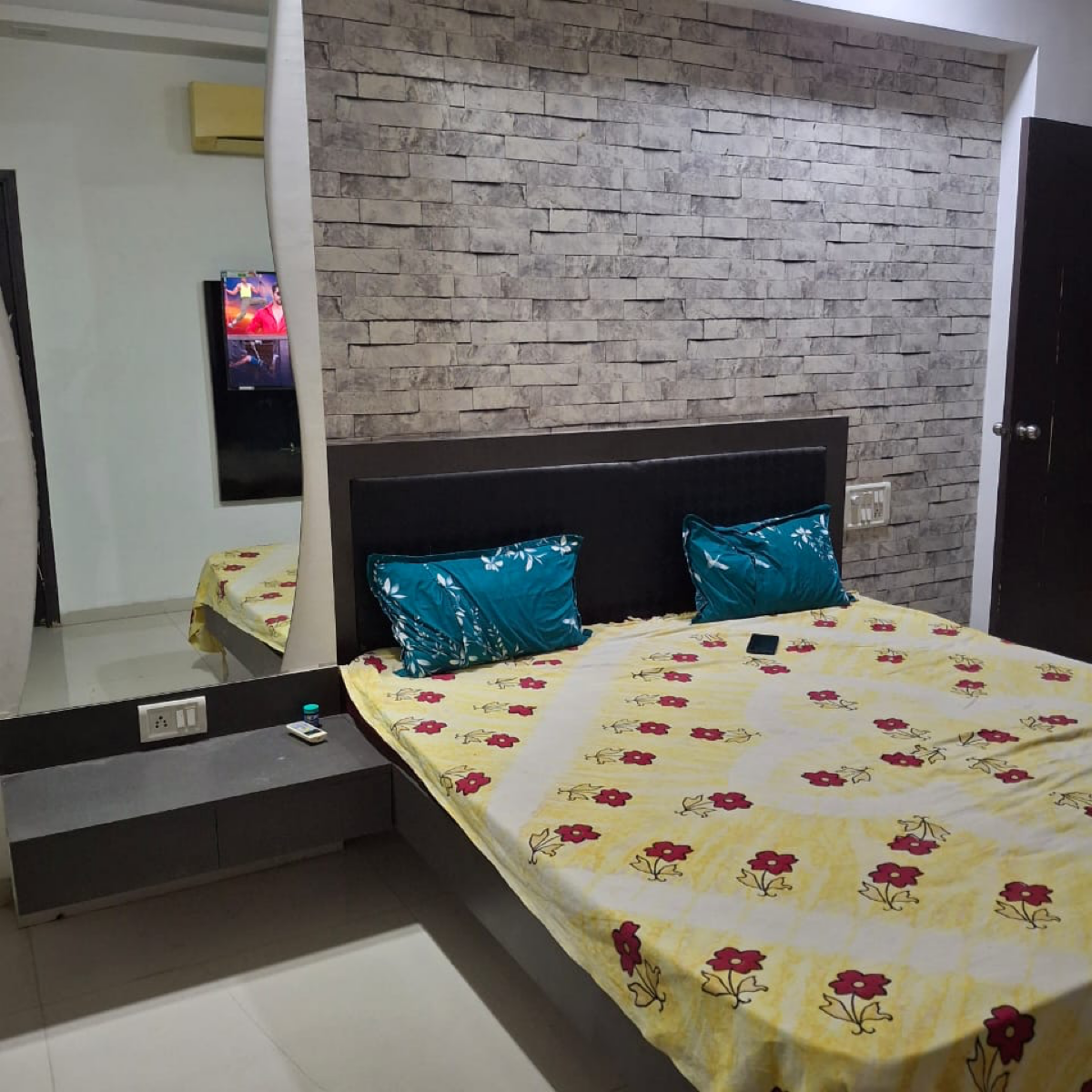 3 BHK + Servant Room Apartment For Rent in Orchid Platina