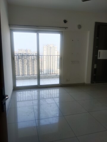 Room in 3 BHK Apartment at Gulshan Bellina, Sector 16 Greater Noida – for Rent