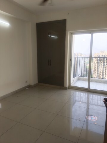 Room in 3 BHK Apartment at Gulshan Bellina, Sector 16 Greater Noida – for Rent