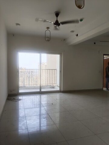 Room in 3 BHK Apartment at Gulshan Bellina, Sector 16 Greater Noida – for Rent