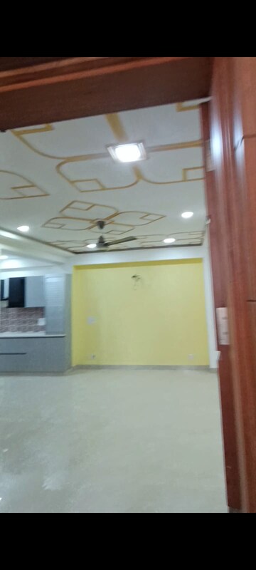 Building Lobby in 4 BHK Builder Floor at BPTP Eden Estate, Sector 81 – for Sale