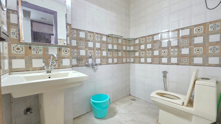 Bathroom, paryavaran complex 3 Bedroom 1900 Sq.Ft. Builder Floor In Paryavaran Complex Delhi 8842985