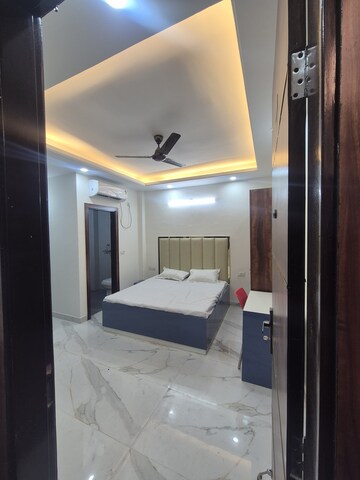 Room in 1 BHK Apartment at Queens Plaza, Sector 43 – for Rent