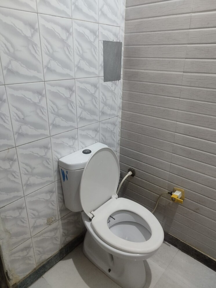 Bathroom, sector 15 1 Bedroom 800 Sq.Ft. Independent House In Sector 15 Faridabad 8843024