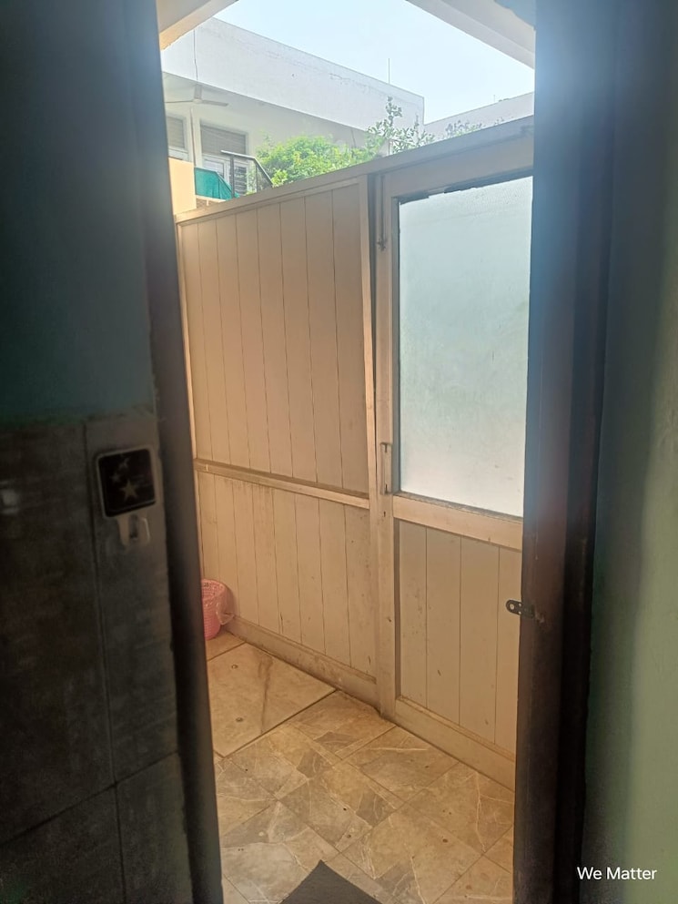 Room, sector 14 1 Bedroom 800 Sq.Ft. Independent House In Sector 14 Faridabad 8843068