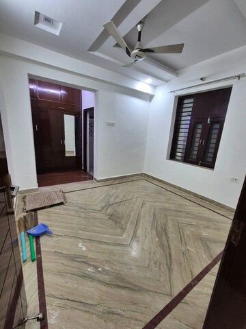 Room in 3 BHK Independent House at Sector 15a – for Rent