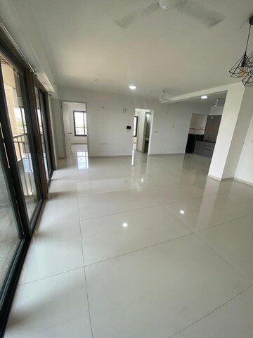 Room in 3 BHK Apartment at Satellite – for Rent