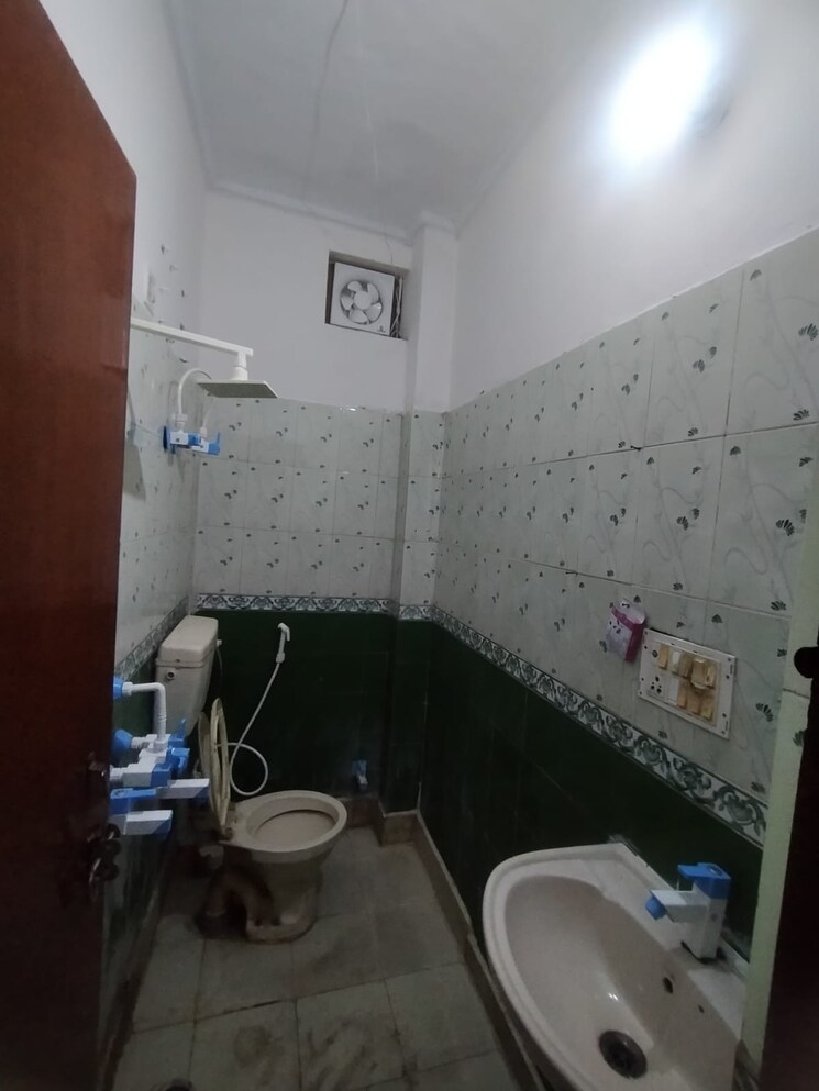 Bathroom, sector 48 2 Bedroom 112 Sq.Yd. Builder Floor In Sector 48 Noida 8843212